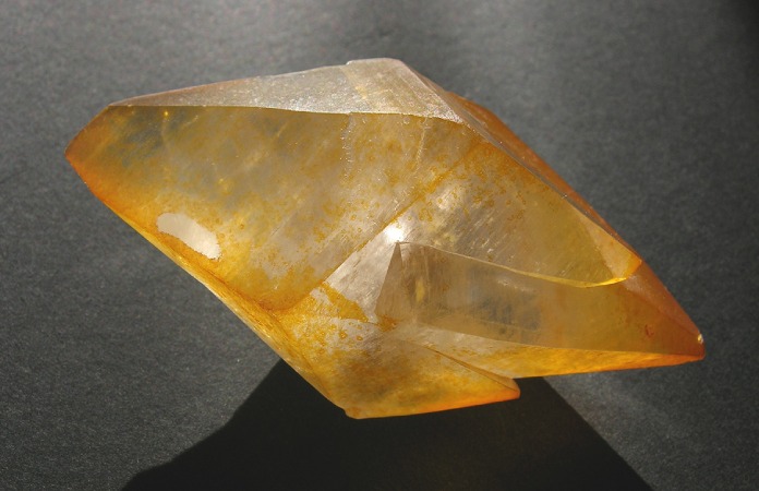 Rara cristalización de calcita naranja en doble pirámide.