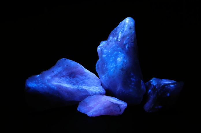 Una calcita que presenta fluorescencia azul gracias a la irradiación con luz ultravioleta.