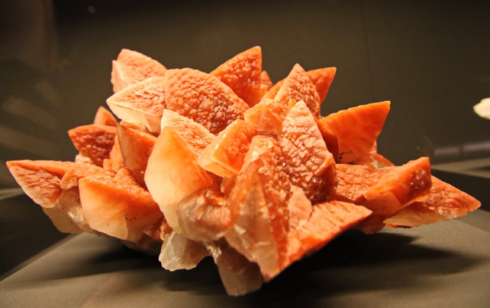 Hermosas cristalizaciones de calcita de color naranja muy intenso.