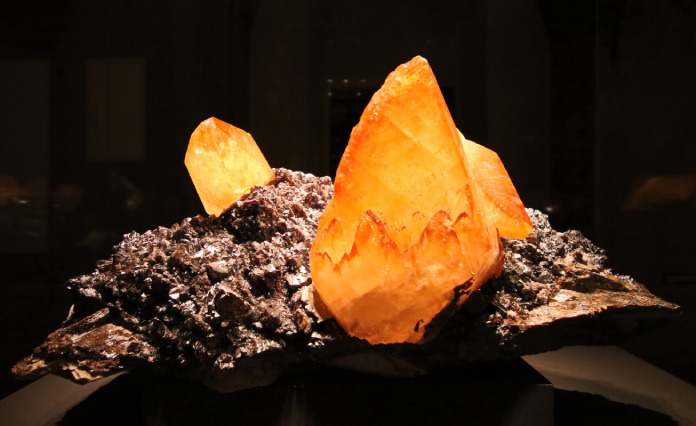 Formación cristalina de calcita naranja sobre esfalerita mineral.
