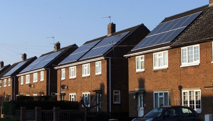 Ilustrando cómo funciona la energía solar en una casa, con un conjunto de residencias en Seaton Valley con paneles solares en el techo.