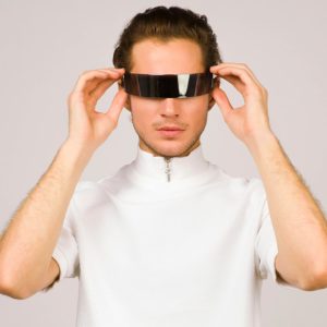 Hombre futurista con gafas de realidad virtual