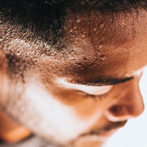 Detalle de sudor en la frente de un hombre