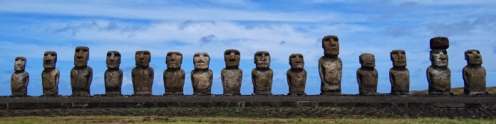 Moai de pie en Ahu Tongariki, Isla de Pascua, Océano Pacífico.