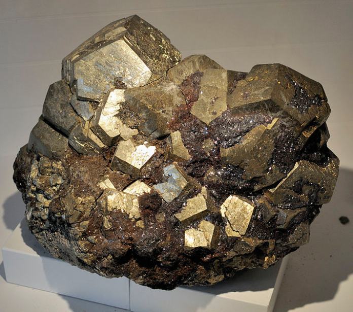 Pirita: propiedades visuales similares al oro, por eso le llaman el oro de los tontos.