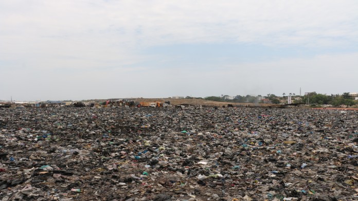 Aglomeramiento interminable de desechos electrónicos en Agbogloshie.