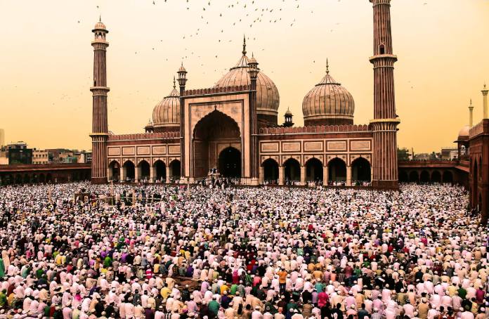 Multitud de personas aglomeradas frente al Jama Masjid en Delhi, entre las ciudades más densamente pobladas.