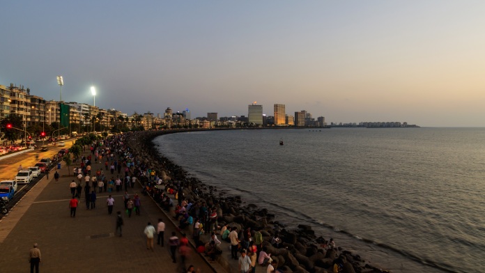 Foto panorámica de las costas de Bombay con muchas personas, una de las ciudades más densamente pobladas.
