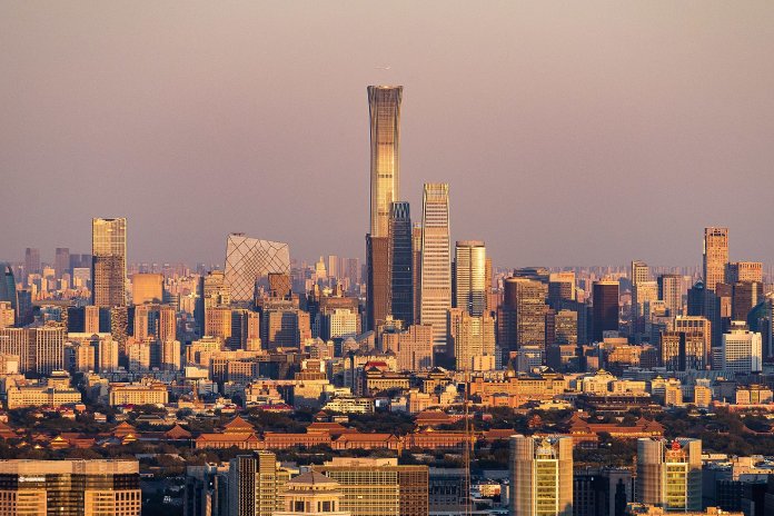 Pekín, entre las 10 ciudades más pobladas del mundo. Foto panorámica del centro con un horizonte lleno de edificios muy altos.