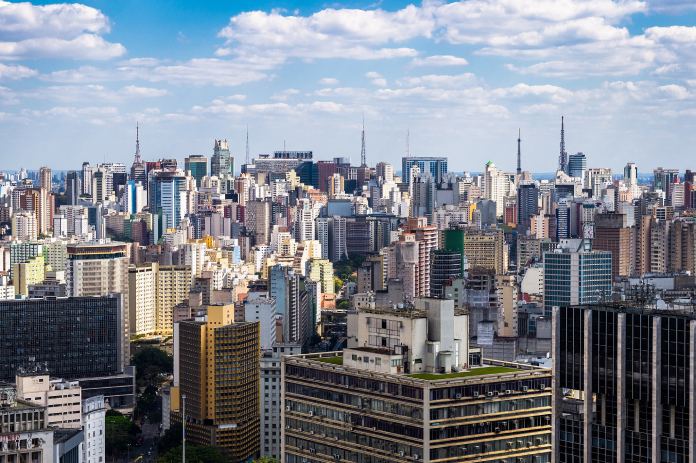La hermosa y altamente sobrepoblada São Paulo, desde una vista panorámica aérea revela un horizonte repleto de edificios.