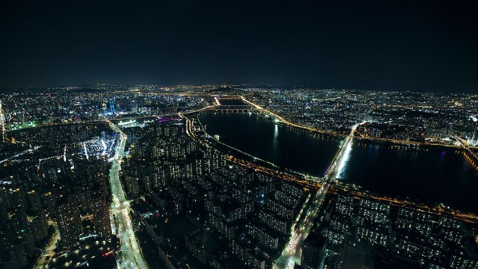 Áreas metropolitanas más pobladas: Seúl - capturada de noche en vista aérea por un dron.